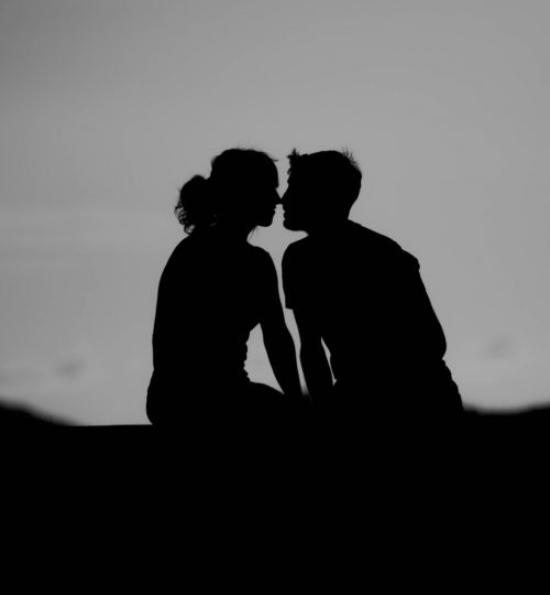 boy-girl-sitting-kissing